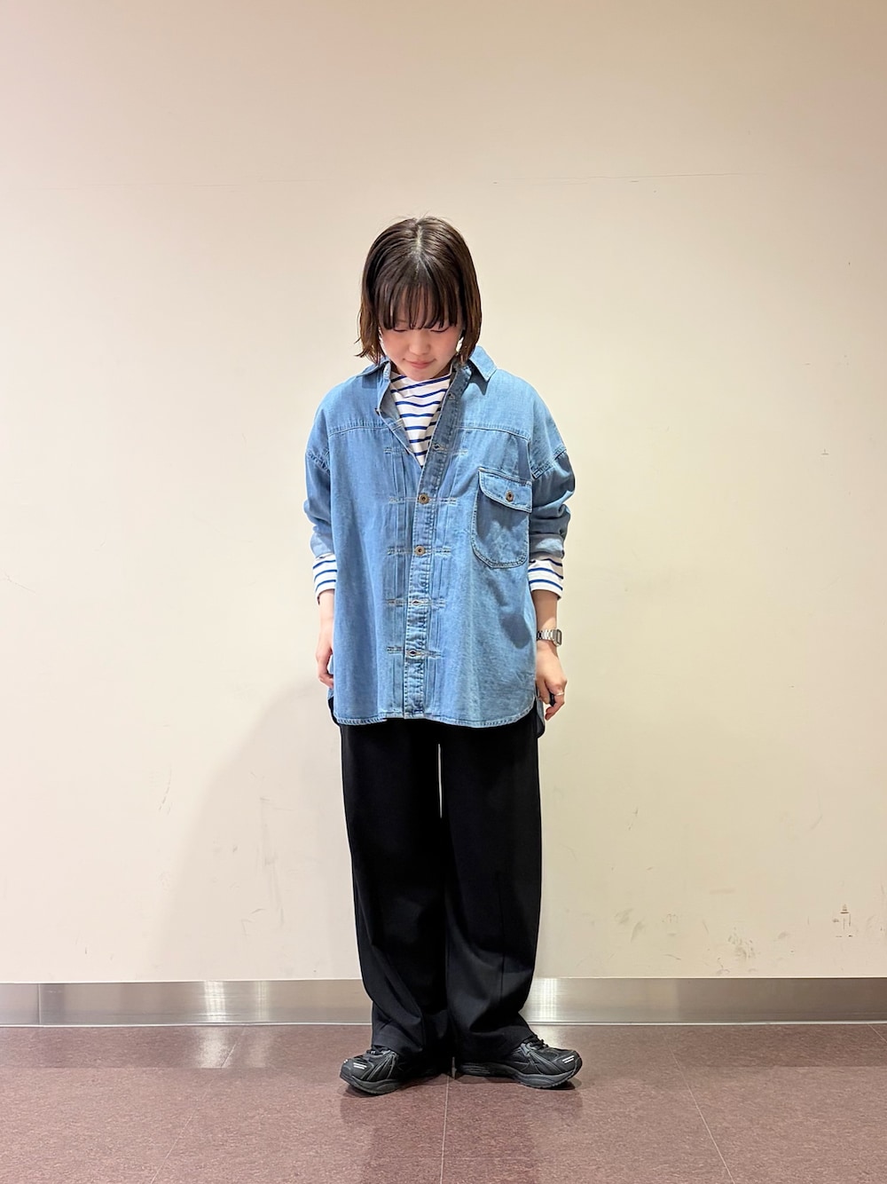 ブルー系のシャツ/ブラウス、ブルー系のTシャツ/カットソー、ブラック系のその他パンツを着用したレディースの春コーディネートの1枚目の写真