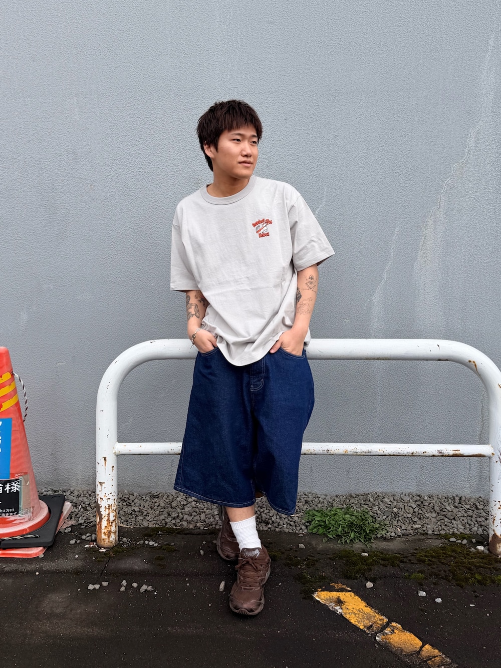 グレー系のTシャツ/カットソー、ブルー系のデニムパンツを着用したメンズの春コーディネートの1枚目の写真