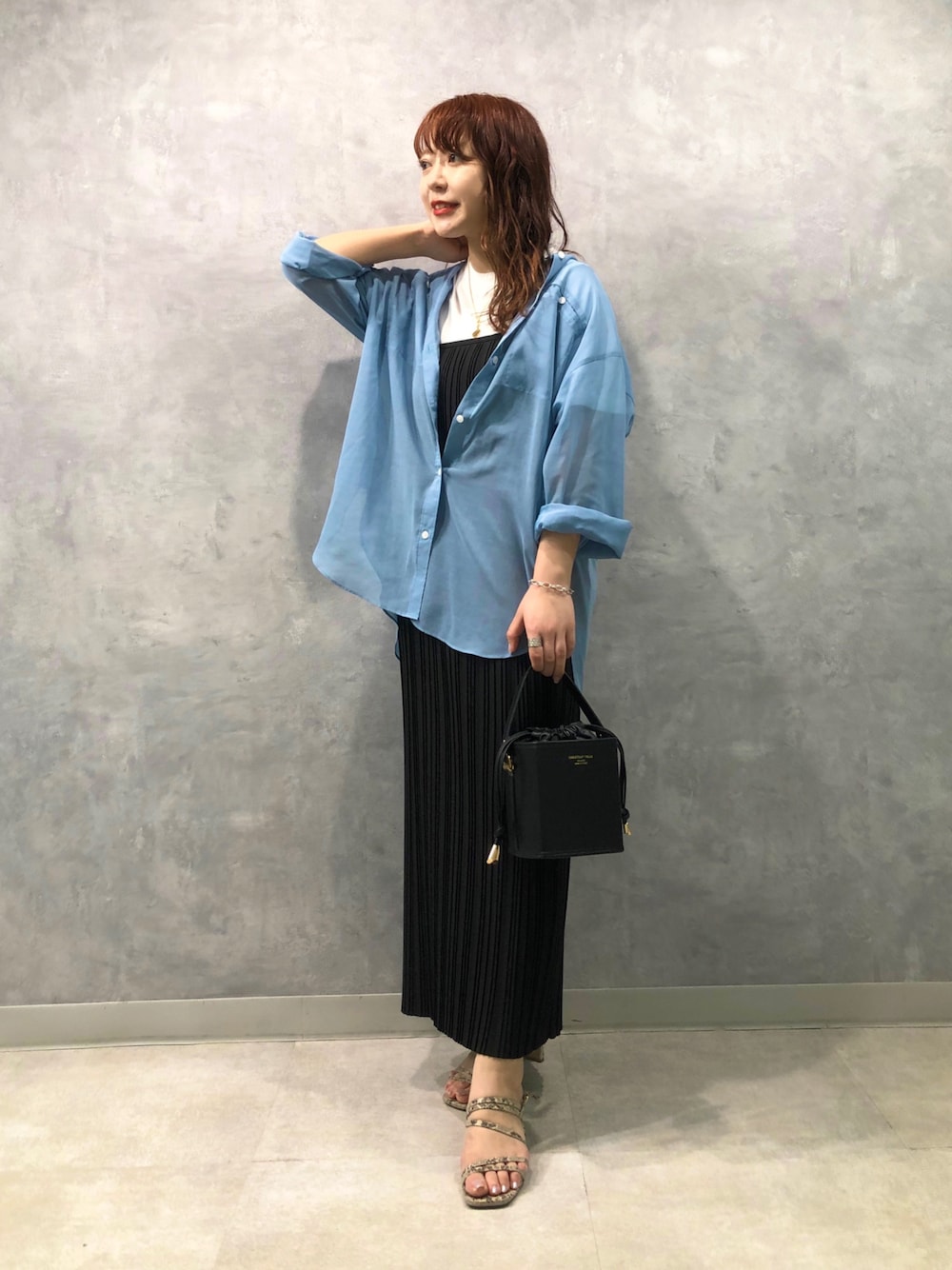 「abahouse、Rougevif、ルージュヴィフ、大人コーデ、シアーシャツ、プリーツワンピース、CHRISTIAN VILLA、春夏コーデ、カラーコーデ、サックスブルー、Tシャツ」｜「Rouge vifのﾌﾛﾝﾄﾐﾆﾛｺﾞT（Tシャツ/カットソー、ホワイト系）」を使った、Rihoさん（レディース・158cm）の春コーディネートの1枚目の写真