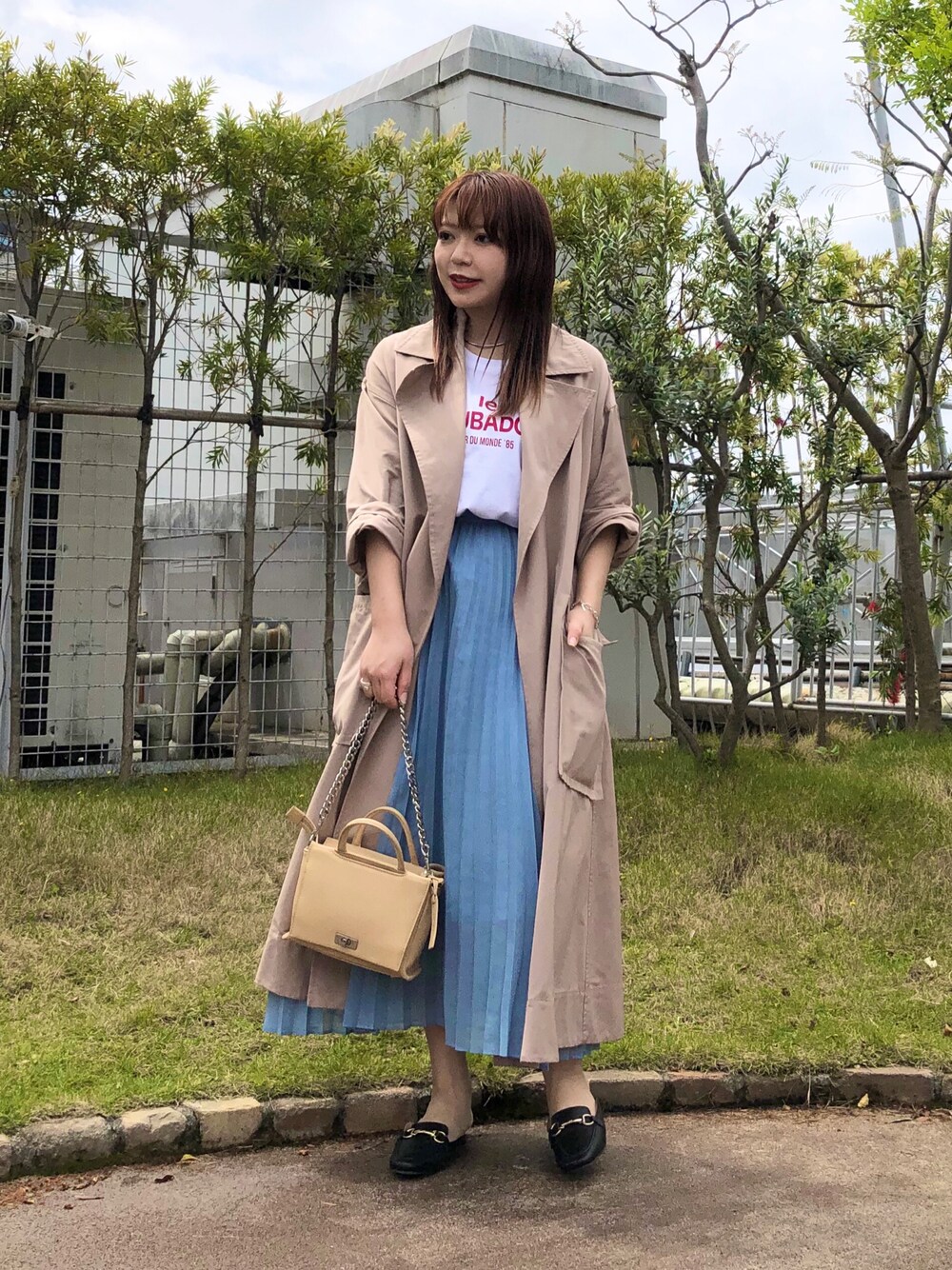 「abahouse、Rougevif、ルージュヴィフ、春コーデ、プリーツスカート、TICCA、お出かけコーデ、トレンチコート、Tシャツ、neque、カラースカート」｜「TICCAのTICCA 別注フレンチTシャツ（Tシャツ/カットソー、ホワイト系）」を使った、Rihoさん（レディース・158cm）の春コーディネートの1枚目の写真