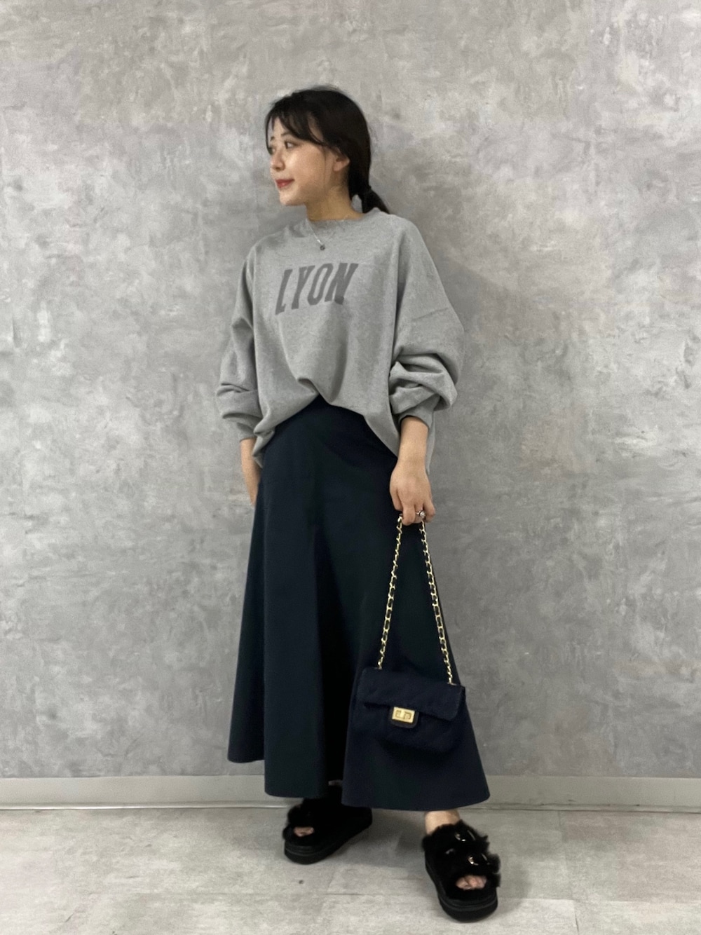 「abahouse、Rougevif、Rouge vif la cle(Rouge vif la cle)、ルージュヴィフ、ルージュ･ヴィフ ラクレ(Rouge vif la cle)、REMI RELIEF、スウェット、マーメイドスカート、ファーサンダル」｜「REMI RELIEFの【REMI RELIEF/レミレリーフ】別注スウェット（スウェット、グレー系）」を使った、Rihoさん（レディース・158cm）の夏コーディネートの1枚目の写真