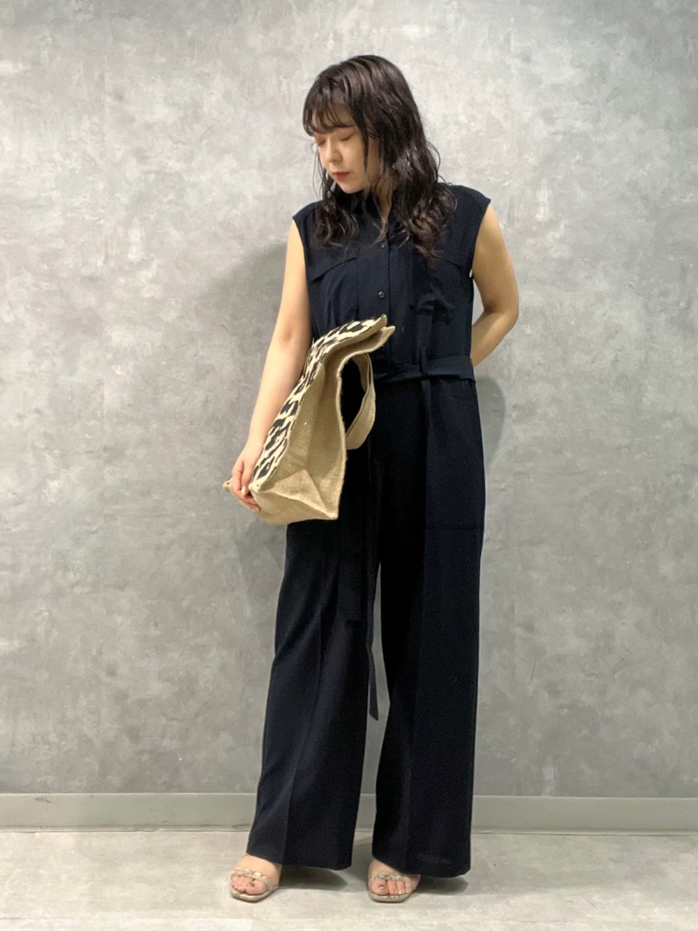 「abahouse、Rougevif、Rouge vif la cle(Rouge vif la cle)、ルージュヴィフ、オールインワン、ジュートバッグ、秋先取りコーデ、秋服準備はじめました、シンプルコーデ、リラックススタイル、大人コーデ」｜「Rouge vifのシャツライクオールインワン（サロペット/オーバーオール、ブルー系）」を使った、Rihoさん（レディース・158cm）の夏コーディネートの1枚目の写真