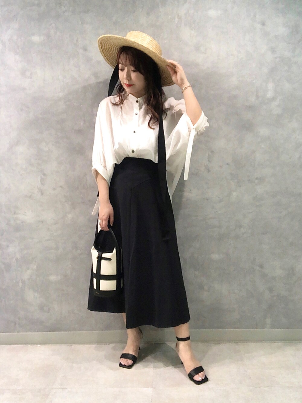 「abahouse、Rougevif、Rouge vif la cle(Rouge vif la cle)、ルージュヴィフ、ORSETTO、モノトーンコーデ、シンプル、大人ガーリー、休日スタイル、ハット、麦わら帽子」｜「Rouge vifのシアーリネンボリュームブラウス（シャツ/ブラウス、ホワイト系）」を使った、Rihoさん（レディース・158cm）の夏コーディネートの1枚目の写真