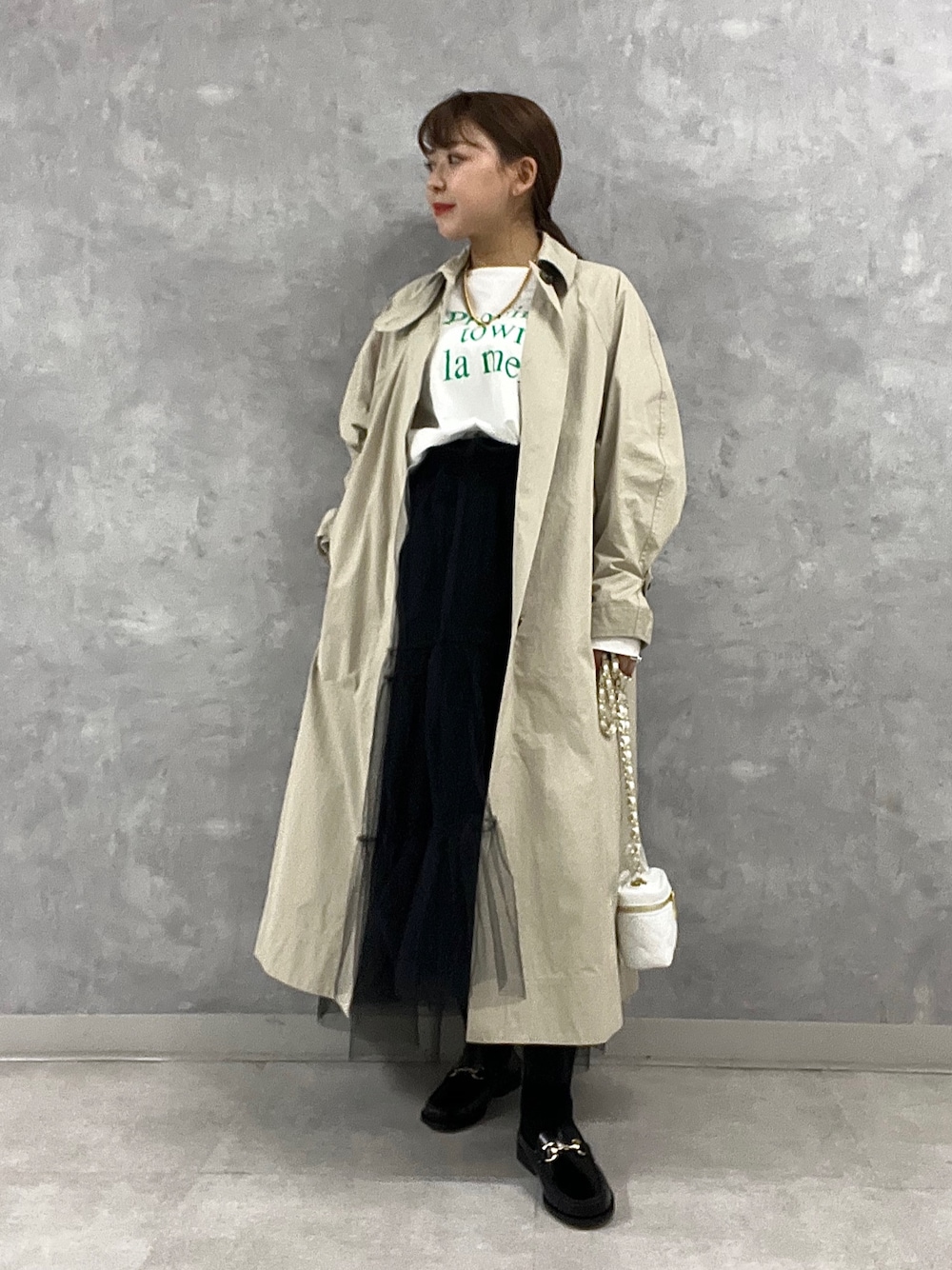 「abahouse、Rougevif、Rouge vif la cle(Rouge vif la cle)、ルージュヴィフ、ステンカラーコート、ロゴT、ロンT、スプリングコート、AULENTTI、ビットローファー、休日コーデ、チュールスカート、春コーデ」｜「Rouge vif Annaのマチ付ボートロゴロンTee（Tシャツ/カットソー、グリーン系）」を使った、Rihoさん（レディース・158cm）の春コーディネートの1枚目の写真