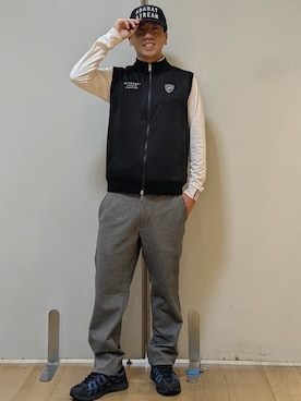 「adabat（アダバット）の防風ジャージ×ニットリバーシブルベスト（Vest、グレー系）」を使った、yamatai0723さん（メンズ）の秋コーディネート