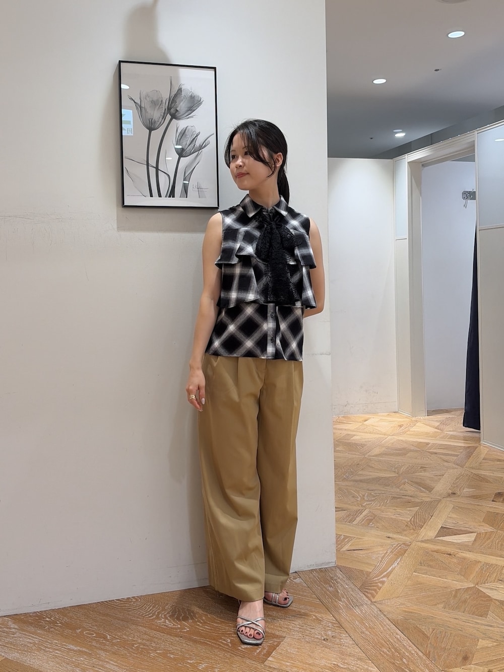 ブラック系のシャツ/ブラウス、ベージュ系のその他パンツを着用したレディースの夏コーディネートの1枚目の写真