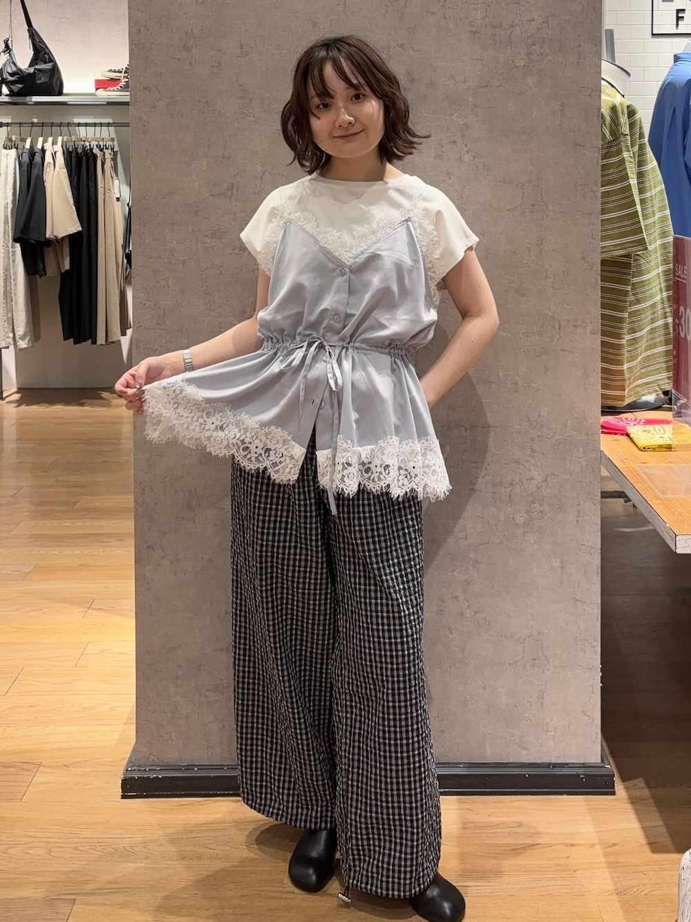 ホワイト系のTシャツ/カットソー、ブルー系のキャミソール、ブラック系のサンダルを着用したレディースの夏コーディネートの1枚目の写真