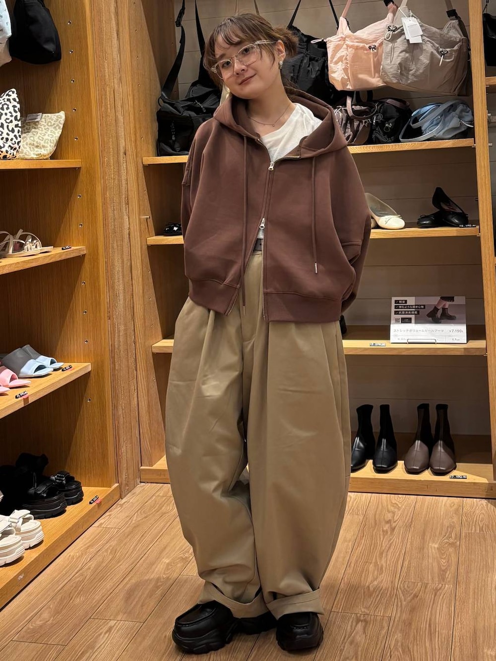 ブラック系のスニーカー、ベージュ系のその他パンツ、ホワイト系のTシャツ/カットソーを着用したレディースの秋コーディネートの1枚目の写真