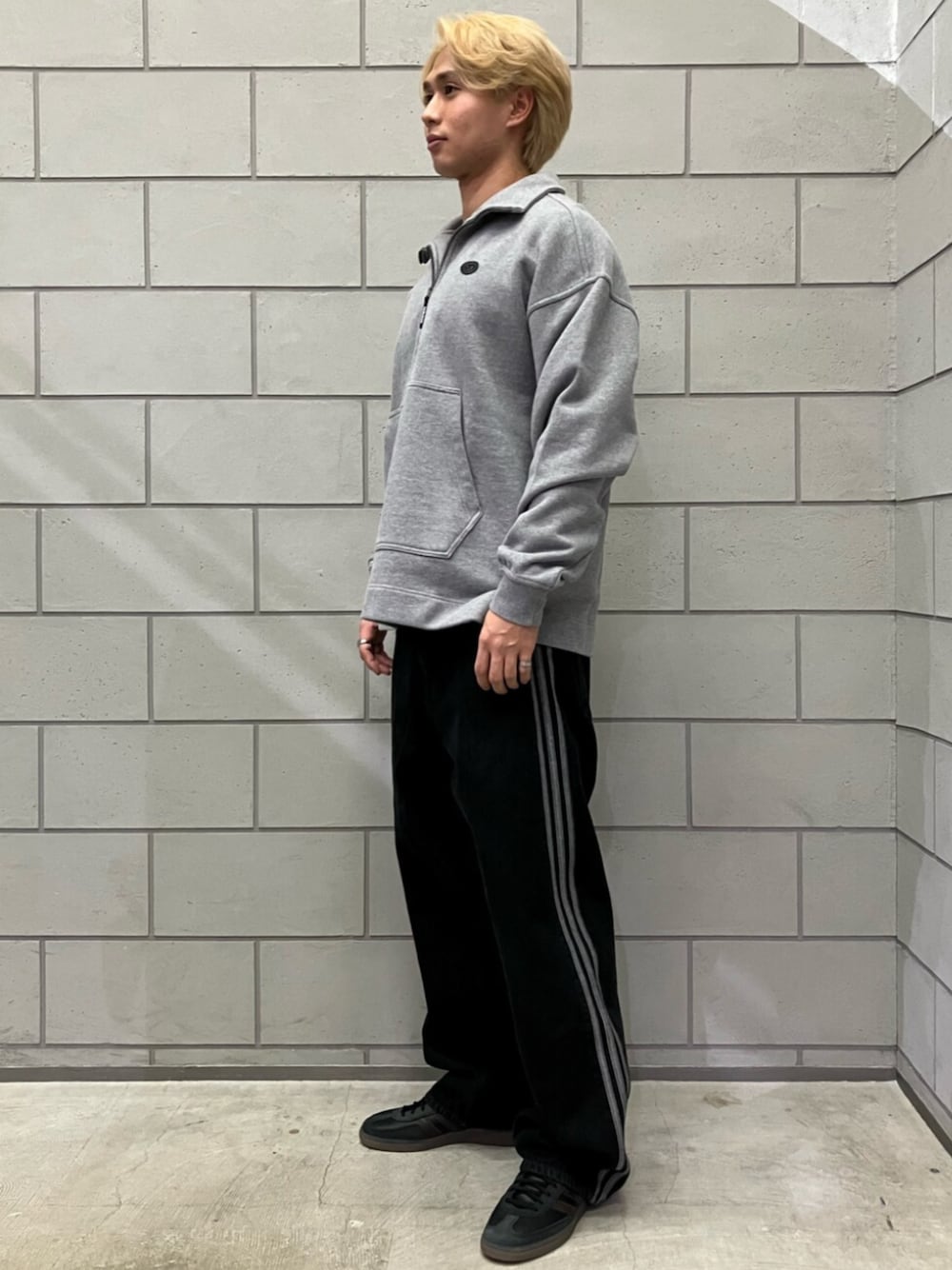 adidasのデニムパンツを使った「ハーフジップ」の人気ファッション