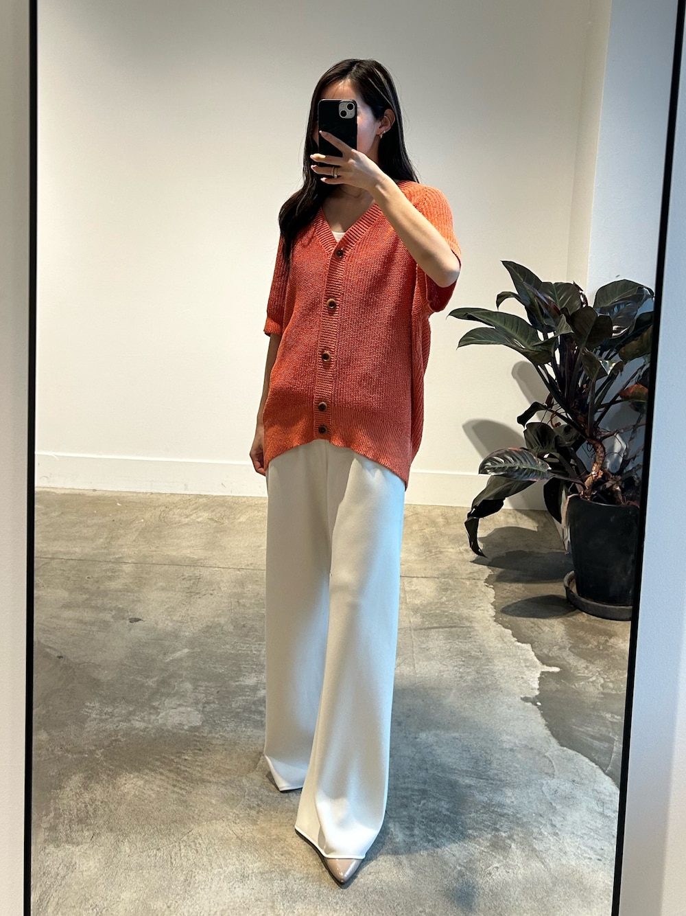 ベージュ系のその他パンツ、オレンジ系のニット/セーターを着用したレディースの春コーディネートの1枚目の写真