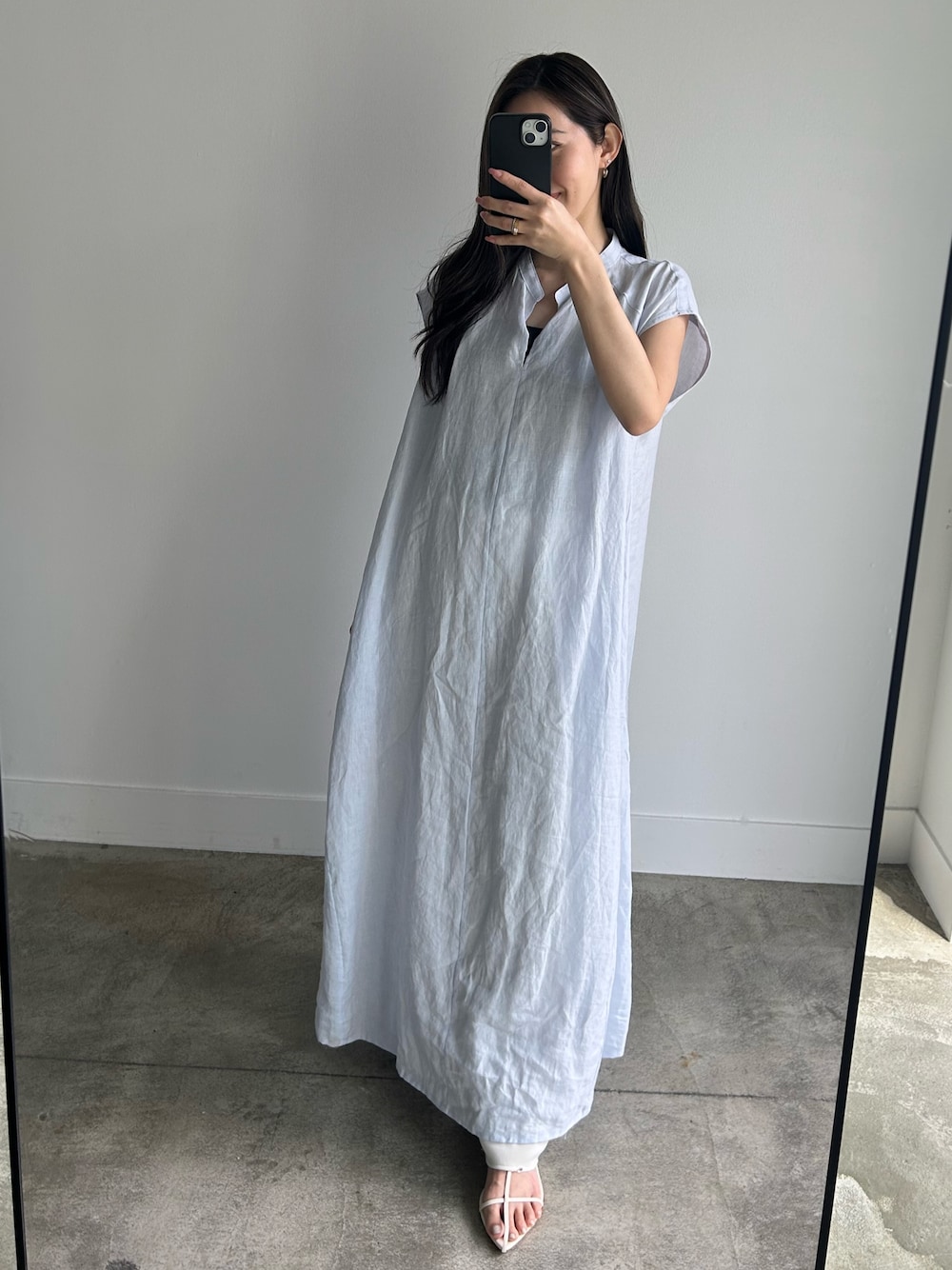 ブルー系のワンピース、ベージュ系のその他パンツを着用したレディースの春コーディネートの1枚目の写真
