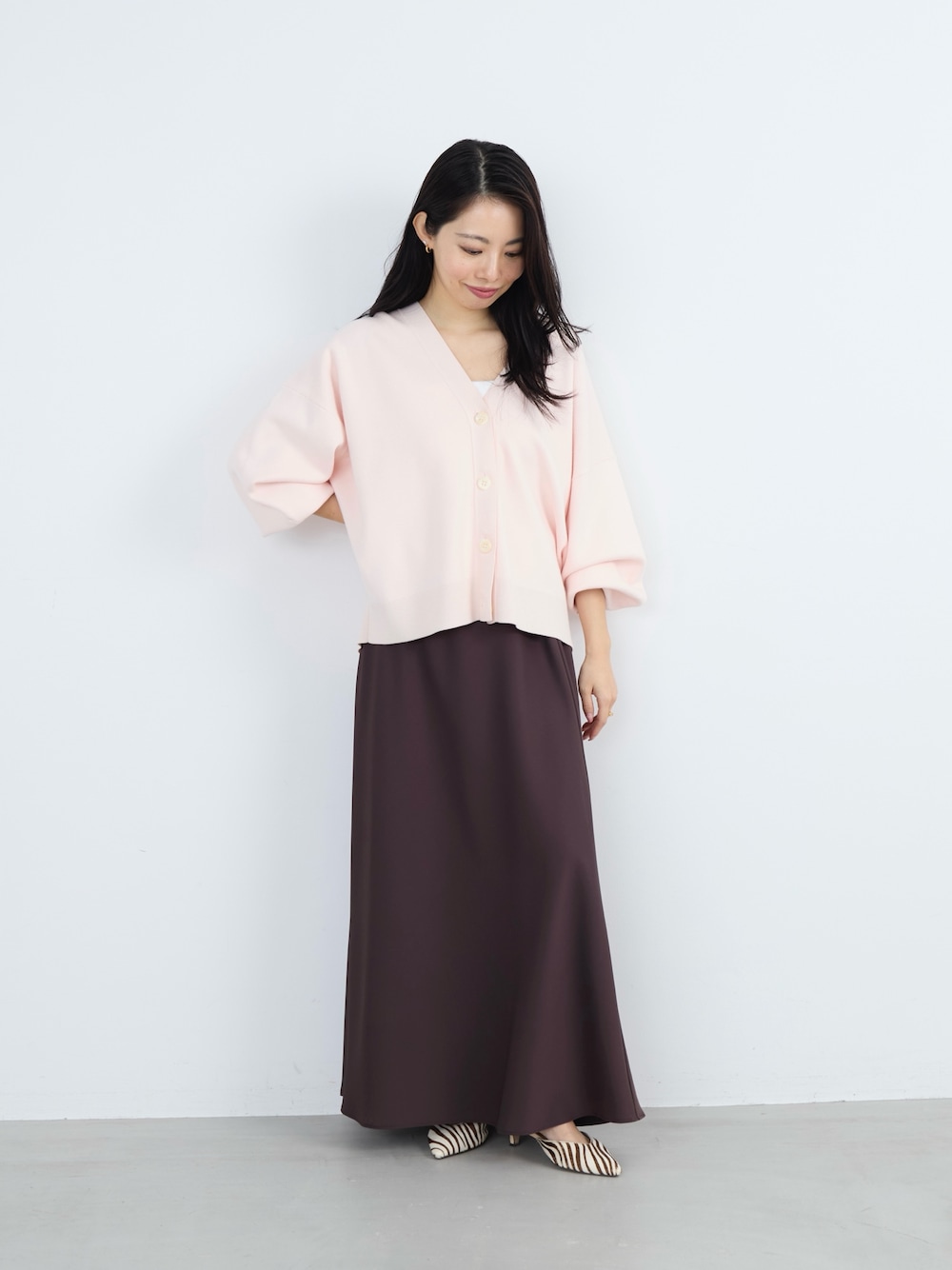 ピンク系のニット/セーターを着用したレディースの冬コーディネートの1枚目の写真