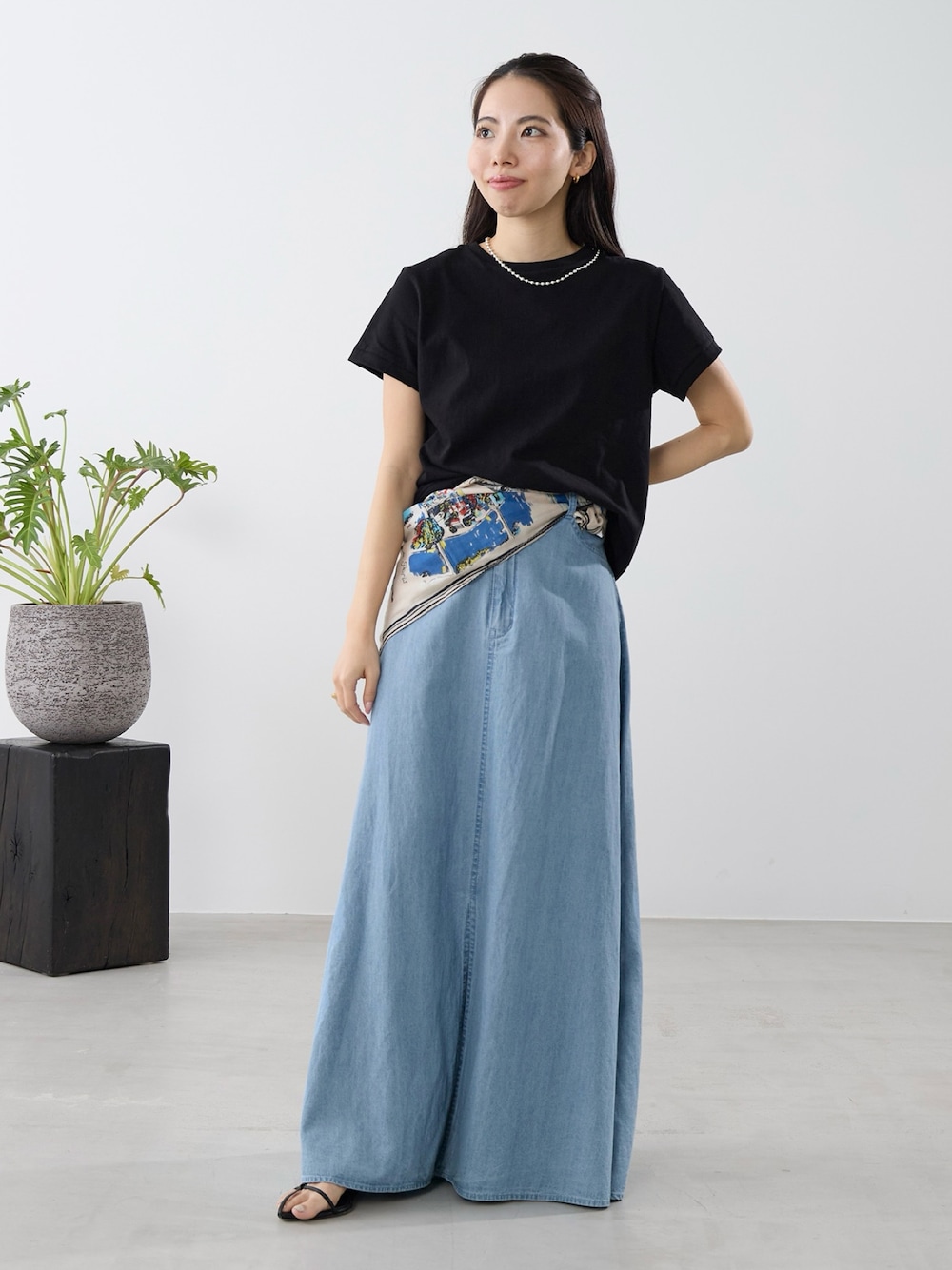 ブルー系のスカートを着用したレディースの春コーディネートの1枚目の写真