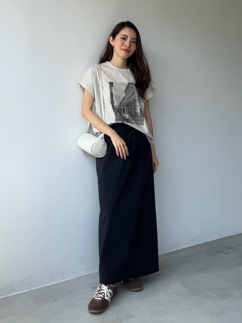 ベージュ系のTシャツ/カットソー、ホワイト系のショルダーバッグを着用したレディースの春コーディネートの1枚目の写真