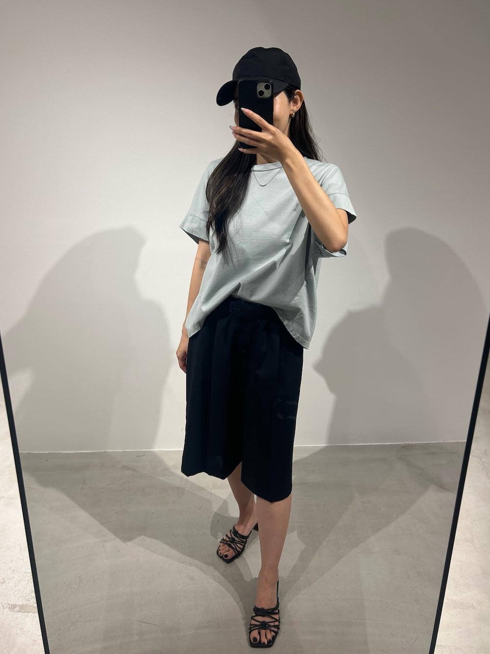 グリーン系のTシャツ/カットソー、ブルー系のその他パンツ、ブラック系のキャップを着用したレディースの春コーディネートの1枚目の写真