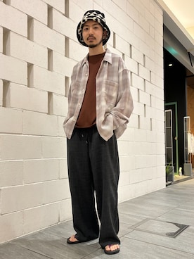 「JOURNAL STANDARD relume（ジャーナルスタンダード　レリューム）のテックキャンバス スクエア イージーパンツ（セットアップ対応可）（スラックス、ブラック系）」を使った、ミナミさん（メンズ・166cm）の春コーディネート