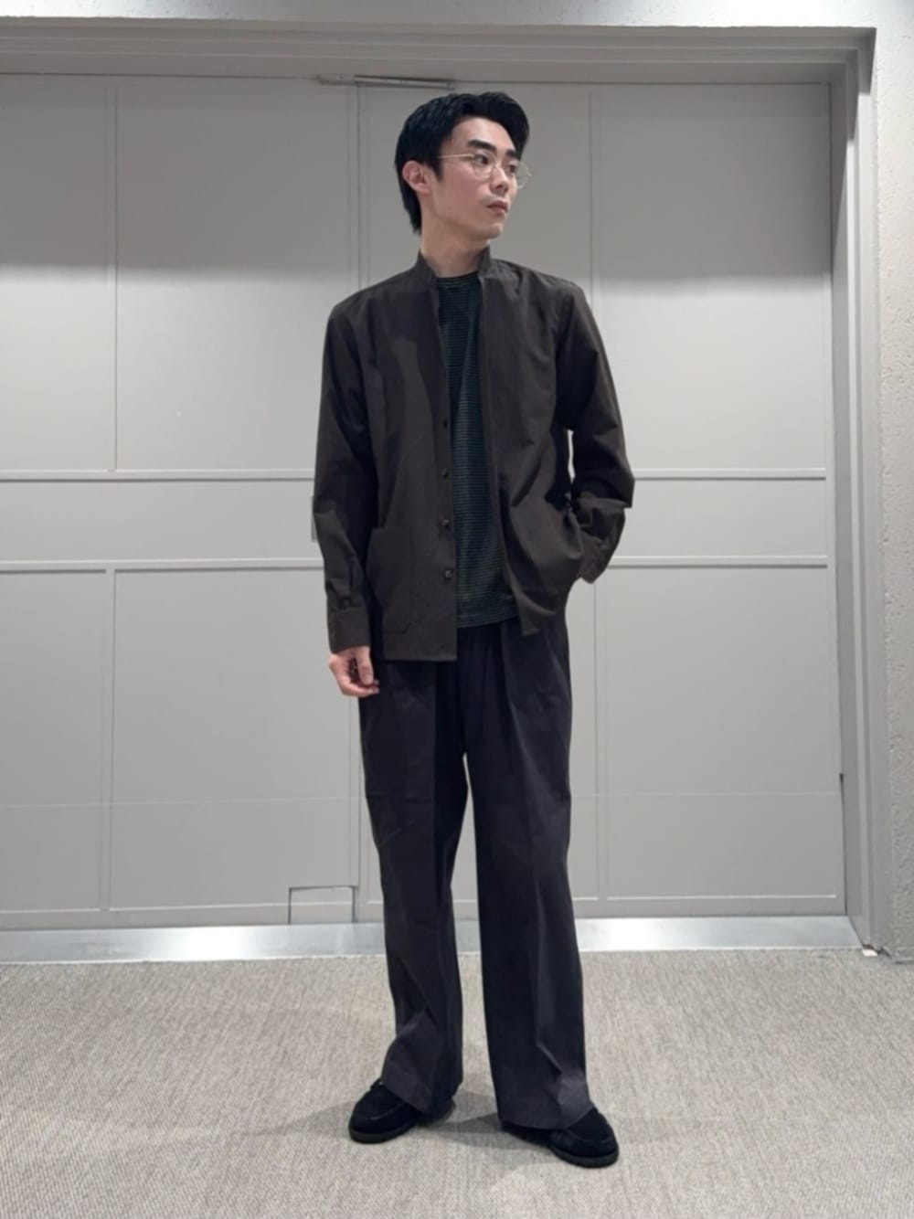 ブラウン系のシャツ/ブラウス、グレー系のチノパンツ、ブラック系のローファーを着用したメンズの秋コーディネートの1枚目の写真