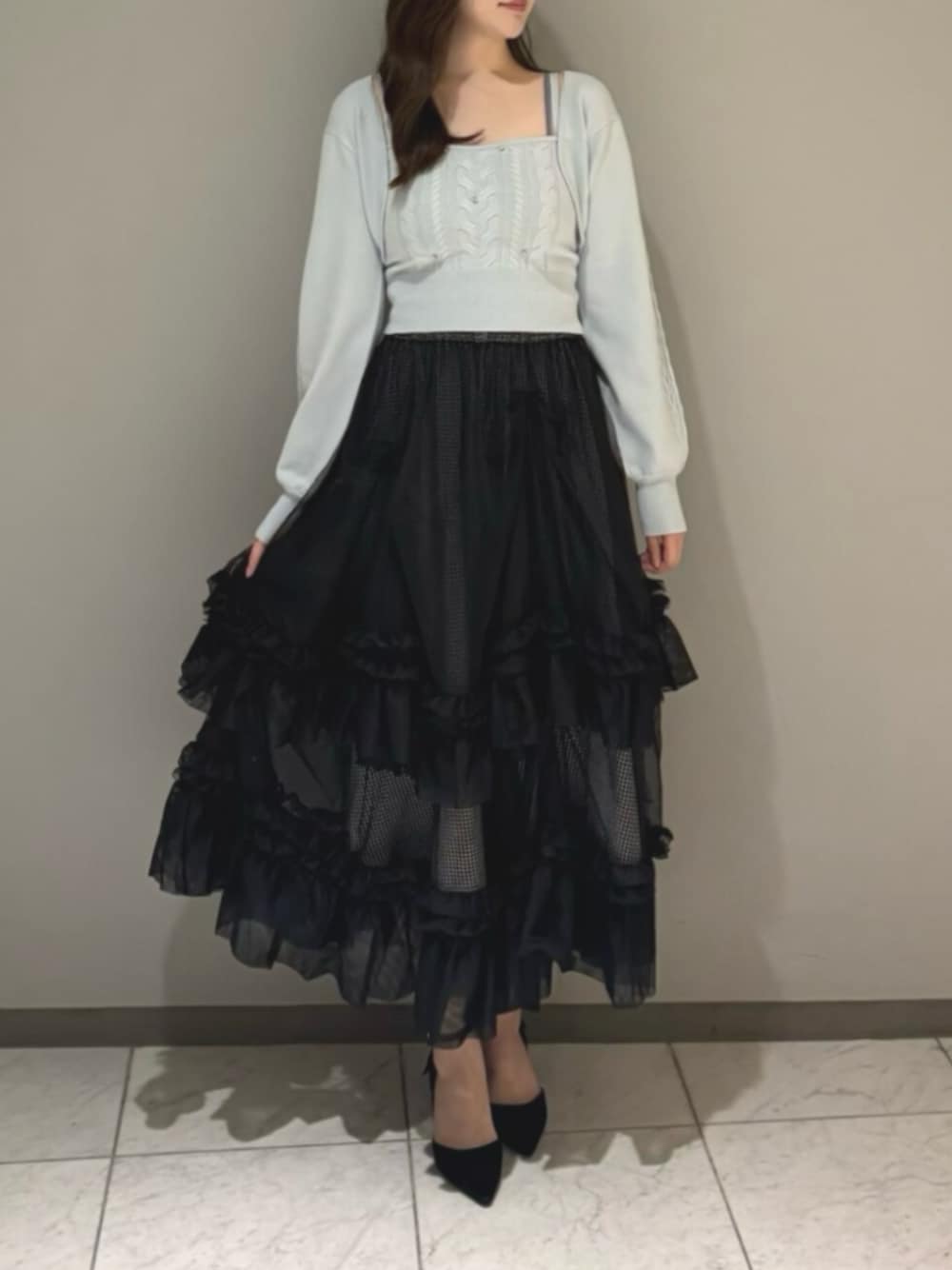ブラック系のパンプス、ブルー系のカーディガン/ボレロ、ブルー系のキャミソールを着用したレディースの秋コーディネートの1枚目の写真