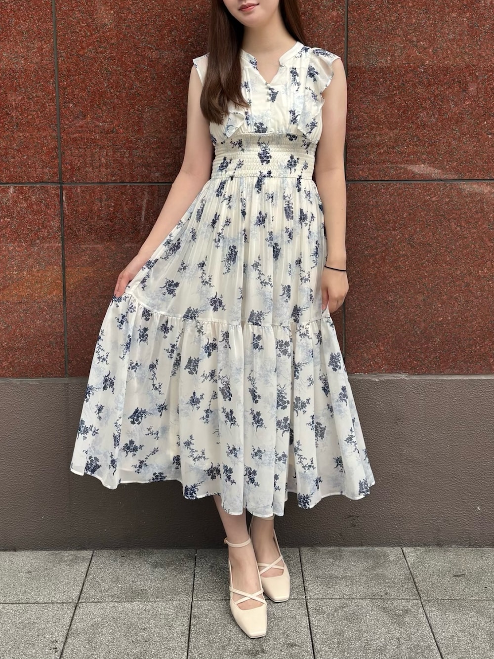 ホワイト系のワンピース、ホワイト系のその他シューズを着用したレディースの夏コーディネートの1枚目の写真