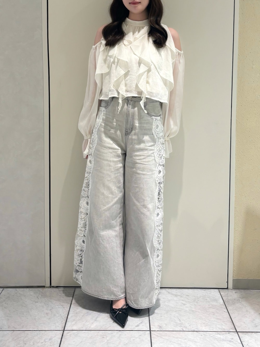 ホワイト系のシャツ/ブラウス、グレー系のデニムパンツ、ブラック系のパンプスを着用したレディースの秋コーディネートの1枚目の写真