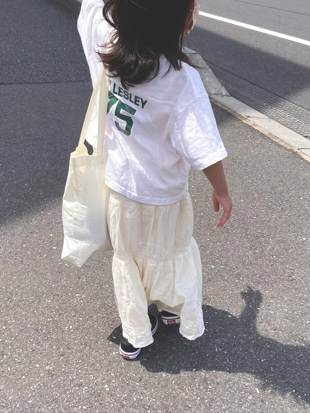 「レース、休日スタイル、キッズファッション、ホワイト、ワントーンコーデ、女の子、スニーカー、ロゴT、ロングスカート、トートバッグ、夏コーデ、Tシャツ、Ungrid、スカート、VANS」｜「UngridのKids バックナンバリングロゴTee（Tシャツ/カットソー、ホワイト系）」を使った、 mei.さん（キッズ・100cm）の夏コーディネートの1枚目の写真