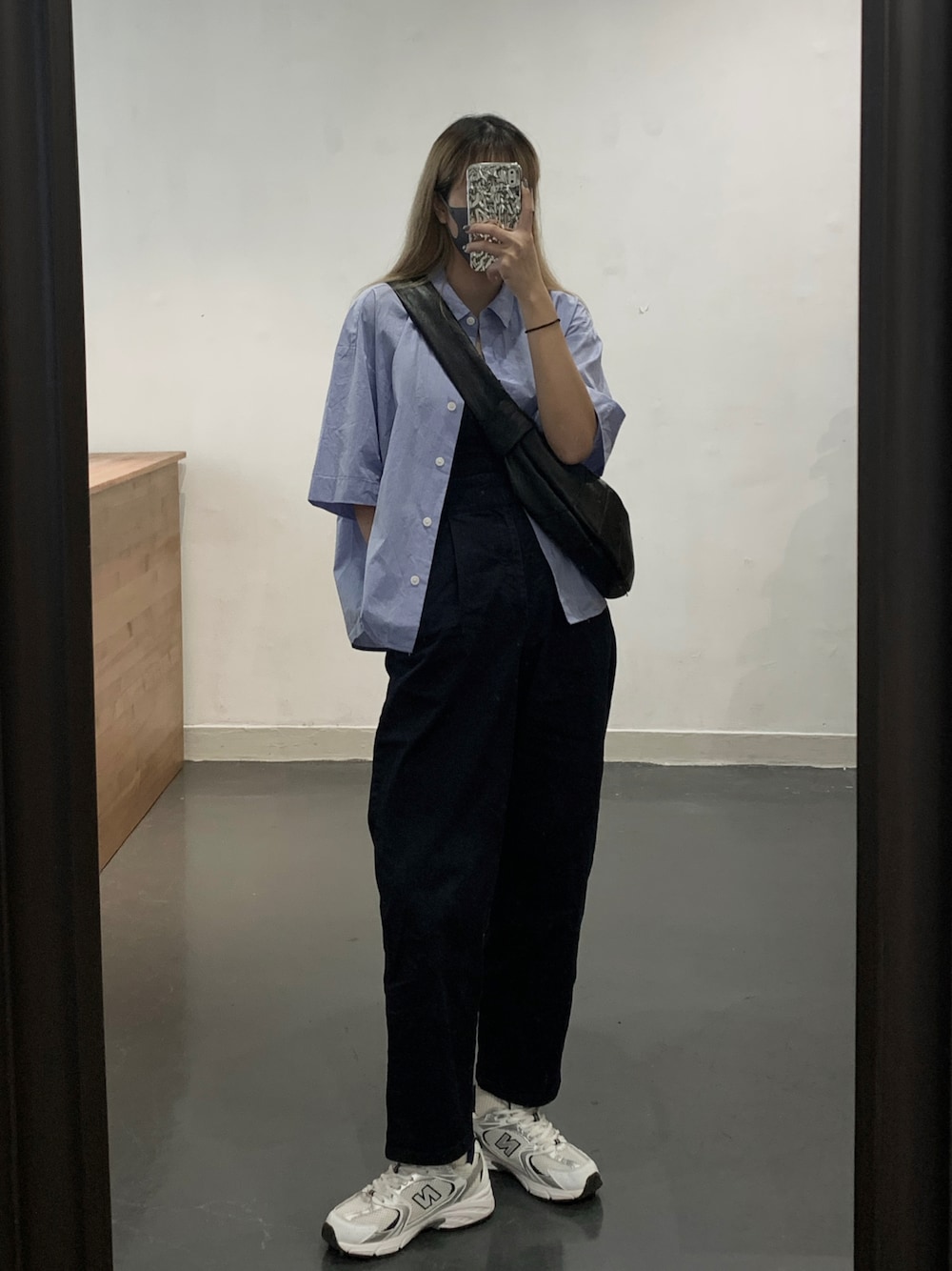 「パンツスタイル、休日コーデ、オトナカワイイ、きれいめカジュアル、休日スタイル、ootd、カジュアル、キレイめ、ワントーンコーデ、UNIQLO、GLOBAL WORK、New Balance、シンプルコーデ、サンダル、summer」｜「UNIQLOのレーヨンエアリーブラウス（半袖）（シャツ/ブラウス、ブルー系）」を使った、naoki.lcsさん（レディース・162cm）の秋コーディネートの1枚目の写真