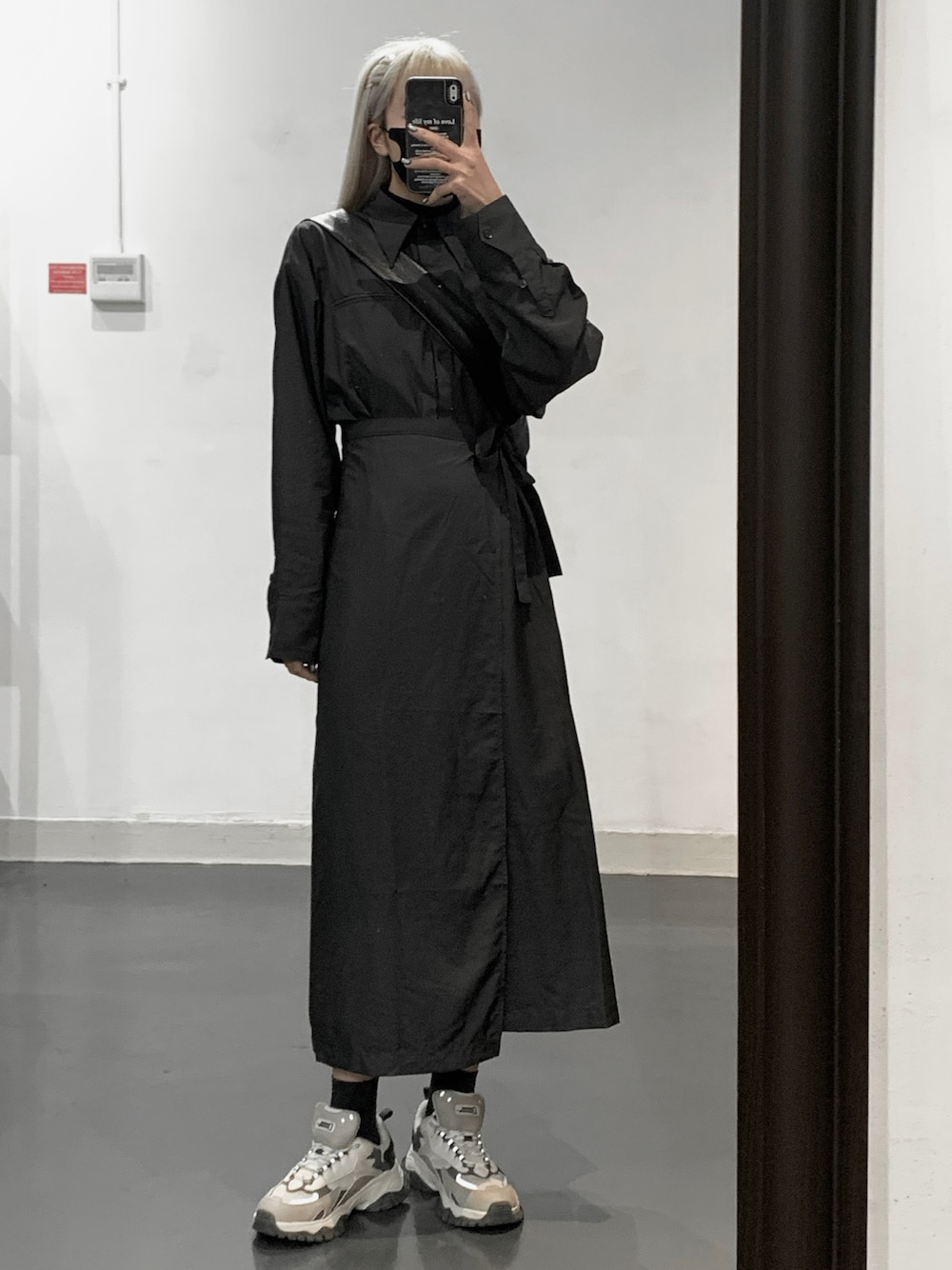 「大人カジュアル、カジュアル、ootd、outfit、LEMAIRE、シンプル、シンプルコーデ、オトナカジュアル、カジュアルコーデ、休日スタイル、春コーデ、おしゃれさんと繋がりたい、秋コーデ、きれいめカジュアル、スニーカー」｜「mougganのアイテム（ワンピース/ドレス、グレー系）」を使った、naoki.lcsさん（レディース・162cm）の冬コーディネートの1枚目の写真
