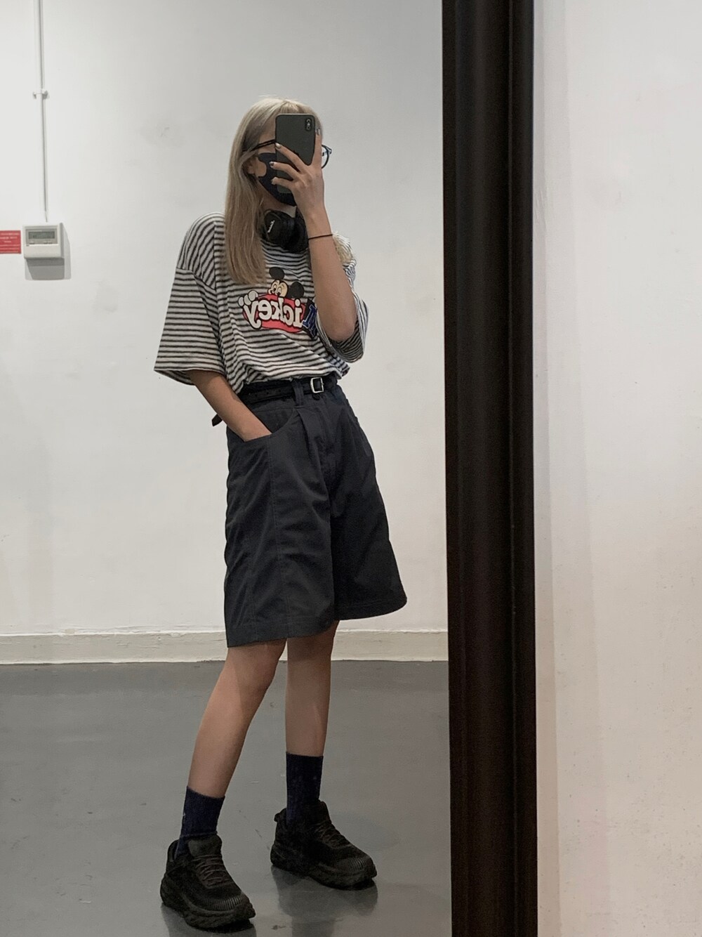 「大人カジュアル、カジュアル、ootd、シンプル、おしゃれさんと繋がりたい、ゆるコーデ、ワンピース、シンプルコーデ、ストリート、outfit、シャツスタイル、ワイドパンツ、タートルネック、夏コーデ、UNIQLO」｜「Marshallのアイテム（スマホグッズ、ブラウン系）」を使った、naoki.lcsさん（レディース・162cm）の秋コーディネートの1枚目の写真