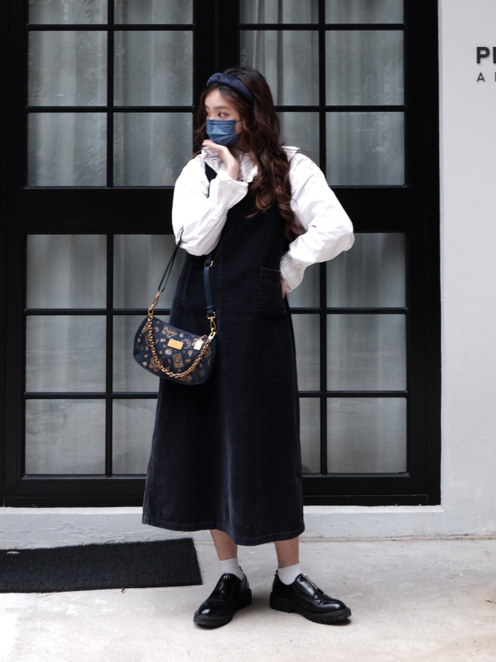 「ootd、復古、vintage、冬コーデ、古着、女人味、古着MIX、コンバース、カジュアル、カジュアルコーデ、カーディガン、着回しコーデ、スニーカー、冬、dress」｜「DOUGHNUTのアイテム（ハンドバッグ、ブルー系）」を使った、naoki.lcsさん（レディース・162cm）の冬コーディネートの1枚目の写真