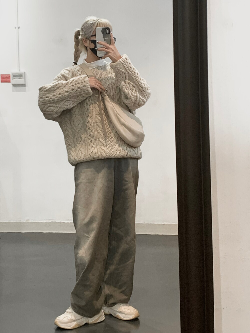 「今日のコーデ、vintage、古着MIX、古着コーデ、NIKE、ootd、outfit、大人カジュアル、シンプル、カジュアル、シンプルコーデ、オトナカジュアル、カジュアルコーデ、休日スタイル、淡色コーデ」｜「VINTAGEのアイテム（トップス、ベージュ系）」を使った、naoki.lcsさん（レディース・162cm）の冬コーディネートの1枚目の写真