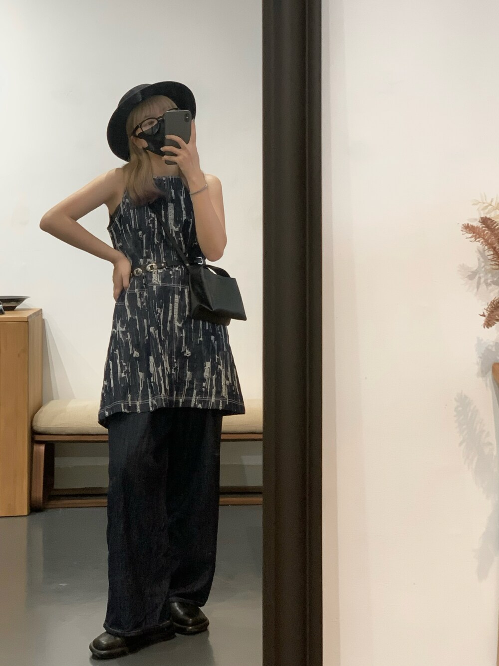 「ootd、夏、denim、シンプルコーデ、大人カジュアル、カジュアルコーデ、休日スタイル、春コーデ、シンプル、カジュアル、古着、古着MIX、street、夏コーデ、jeans」｜「in.a.stoneのアイテム（ジャンパースカート、ブルー系）」を使った、naoki.lcsさん（レディース・162cm）の春コーディネートの1枚目の写真