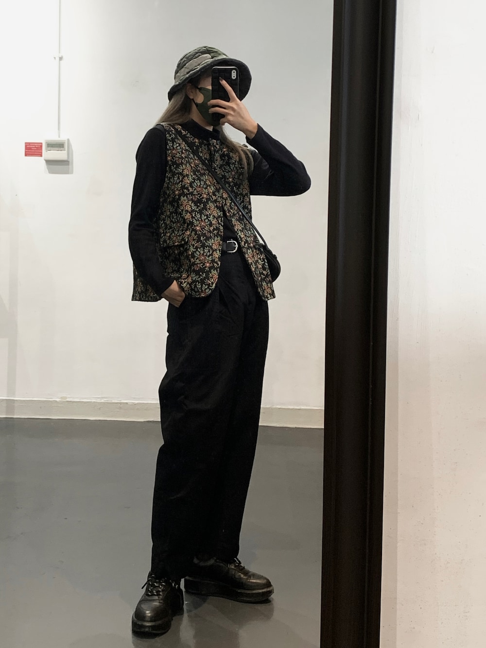 「シンプルコーデ、UNIQLO、ootd、シンプル、大人カジュアル、休日スタイル、カジュアル、オトナカジュアル、黒、スニーカー、プチプラ、シャツスタイル、古着、古着MIX、パンツスタイル」｜「KANGOLのアイテム（キャップ、グリーン系）」を使った、naoki.lcsさん（レディース・162cm）の秋コーディネートの1枚目の写真