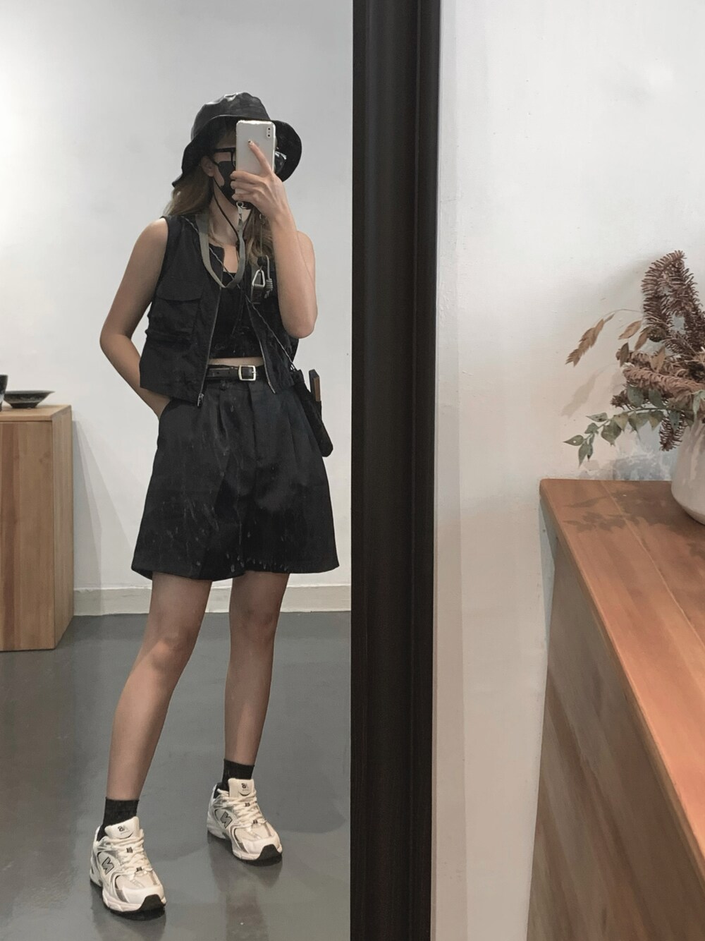 「ootd、夏、New Balance、outfit、大人カジュアル、シンプルコーデ、休日スタイル、夏コーデ、きれいめカジュアル、シンプル、カジュアル、カジュアルコーデ、タイトスカート、ラクチンコーデ、淡色コーデ」｜「KANGOLのKANGOL/カンゴール/SMU Faux Leather RV BucketHat（ハット、ブラック系）」を使った、naoki.lcsさん（レディース・162cm）の夏コーディネートの1枚目の写真
