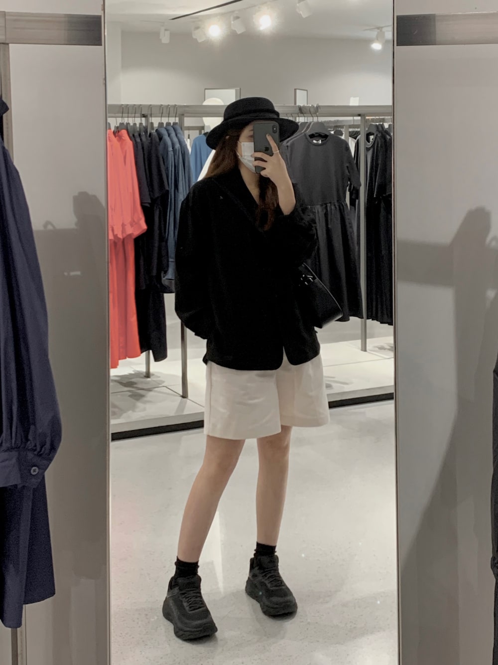 「ootd、夏コーデ、大人カジュアル、シンプルコーデ、カジュアルコーデ、休日スタイル、春コーデ、シンプル、カジュアル、black、女の子、HOKAONEONE、daily look、outfit、casual」｜「initialのアイテム（キャップ、ブラック系）」を使った、naoki.lcsさん（レディース・162cm）の春コーディネートの1枚目の写真
