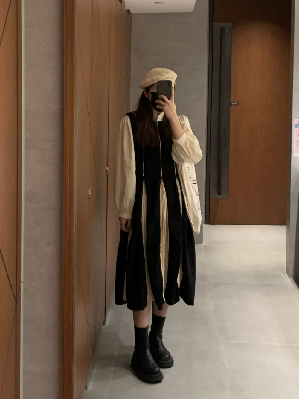 「ootd、大人カジュアル、シンプルコーデ、カジュアルコーデ、休日スタイル、春コーデ、シンプル、カジュアル、夏コーデ、春、black、ワンピース、休日コーデ、女の子、outfit」｜「BELLAMESEUMのアイテム（ジャンパースカート、ブラック系）」を使った、naoki.lcsさん（レディース・162cm）の春コーディネートの1枚目の写真