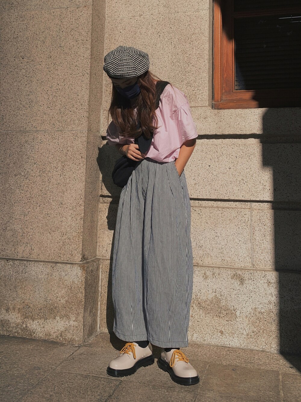 「ootd、daily look、pink、Melissa、COS、oversize、工裝褲、街頭穿搭」｜「COSのアイテム（シャツ/ブラウス、ピンク系）」を使った、naoki.lcsさん（レディース・162cm）の秋コーディネートの1枚目の写真