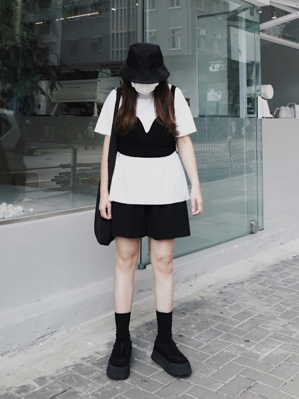 「simple、ootd、COS、黑白搭配、summer、daily look」｜「Ray BEAMSのアイテム（キャップ、ブラック系）」を使った、naoki.lcsさん（レディース・162cm）の秋コーディネートの1枚目の写真
