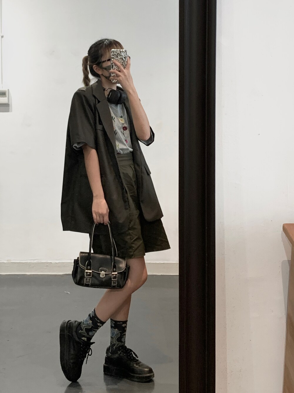「カジュアル、大人カジュアル、シンプルコーデ、おしゃれさんと繋がりたい、休日コーデ、ootd、ワンピース、夏コーデ、古着MIX、秋のコーデ、秋コーデ、outfit、niko and ...、ブラック、秋服」｜「Marshallのアイテム（スマホグッズ、ブラウン系）」を使った、naoki.lcsさん（レディース・162cm）の秋コーディネートの1枚目の写真
