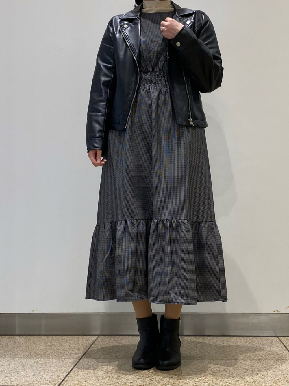 「ワンピース、ブラック、ライダース、黒、休日コーデ、チェックワンピース、フリーズマート(FREE'S MART)、秋コーデ、wearhalloween2021、秋トレンド2021」｜「FREE'S MARTのチェック柄パワショルワンピース（ワンピース、ブラック系）」を使った、ぴょこさん（レディース・155cm）の秋コーディネートの1枚目の写真