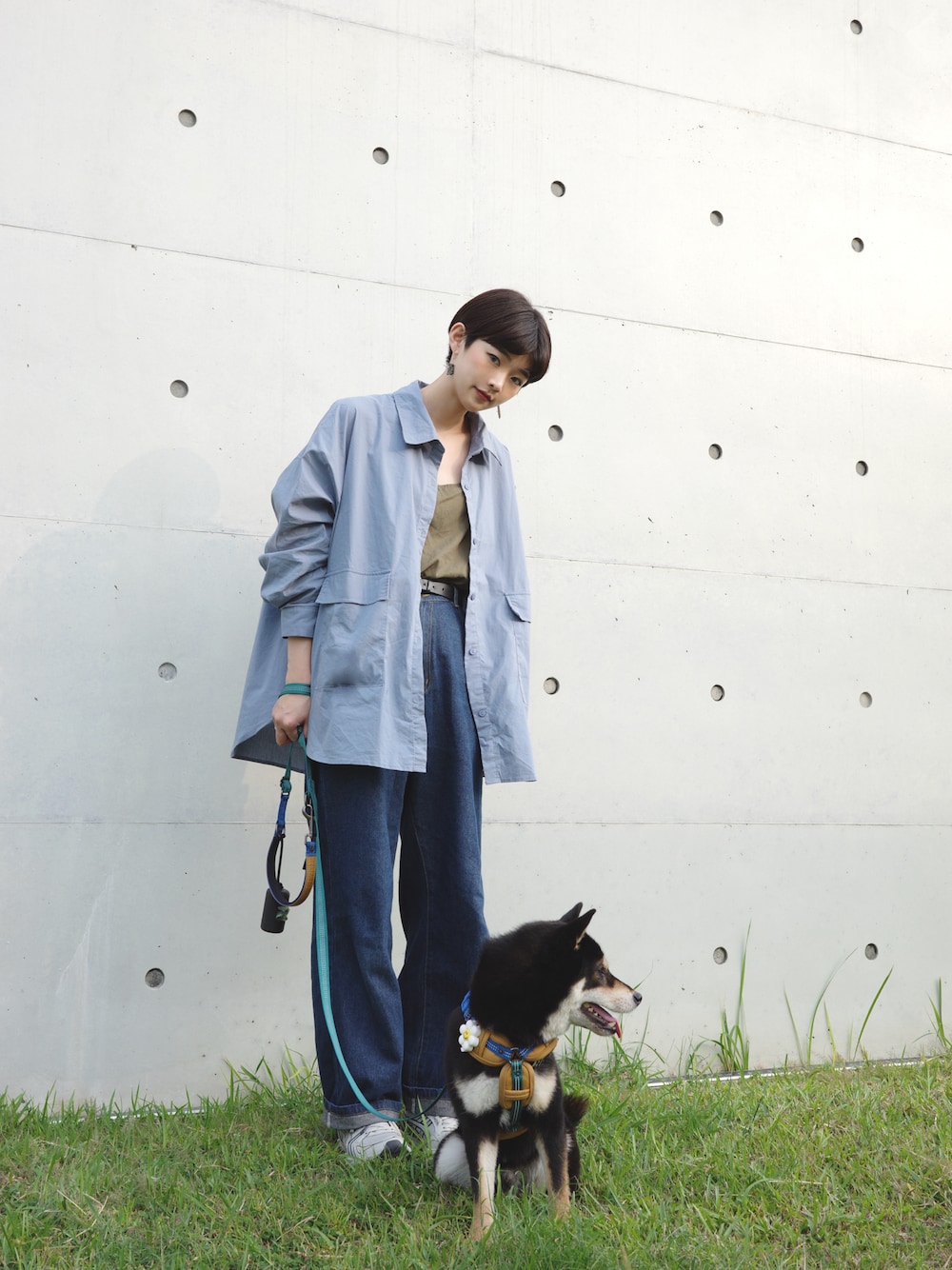 「Merie.q、mouggan、asics」｜「MEIER.Qのアイテム（シャツ/ブラウス、ブルー系）」を使った、Xiさん（レディース・163cm）の春コーディネートの1枚目の写真