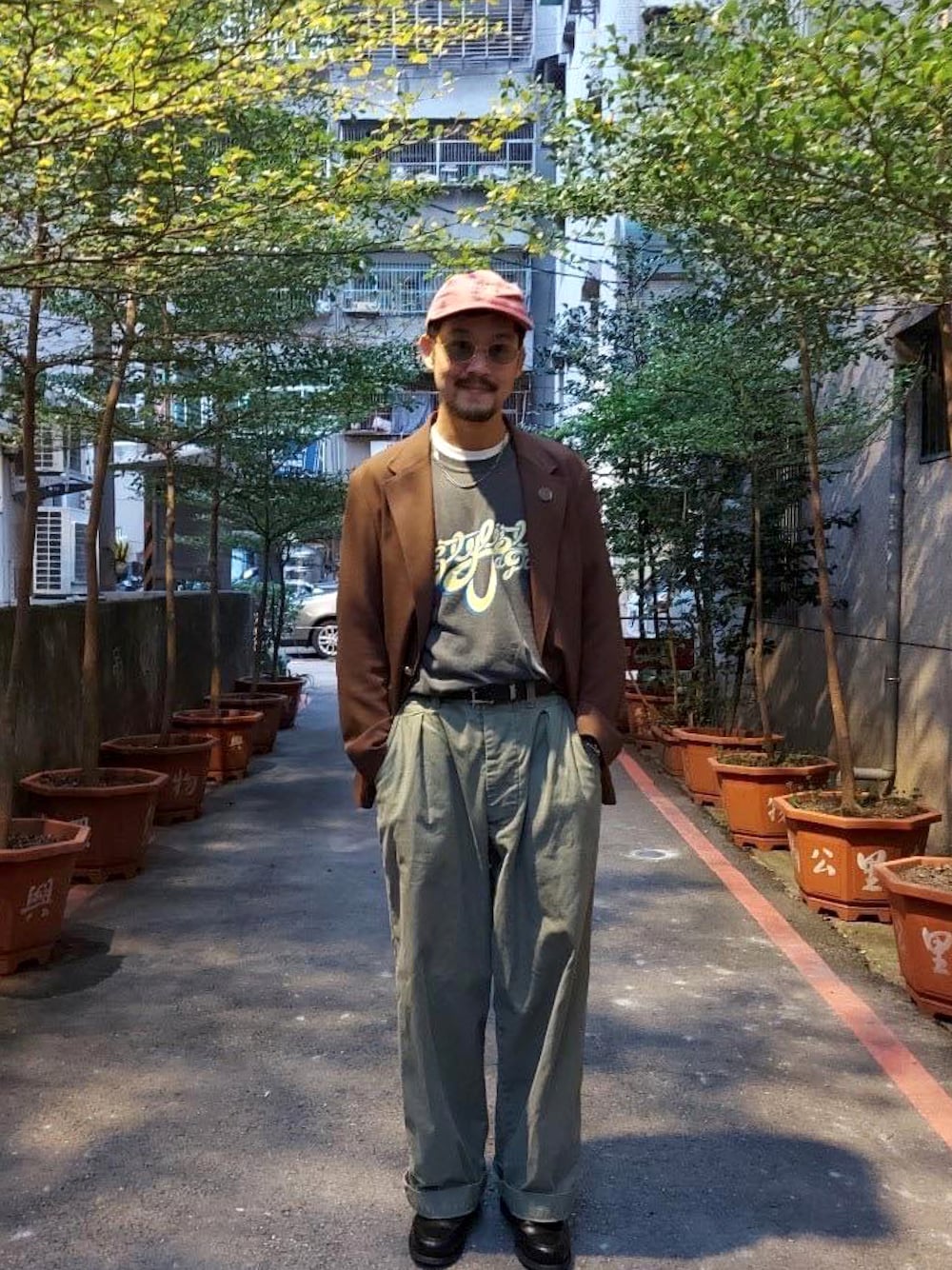 「PASADENA LEISURE CLUB、adsr、thestylistjapan、UNITED ARROWS & SONS、bal、baloriginal、journal standard、JOURNAL STANDARD relume、Paraboot」｜「PASADENA LEISURE CLUBのアイテム（帽子、ピンク系）」を使った、JenningsTuさん（メンズ・173cm）の秋コーディネートの1枚目の写真