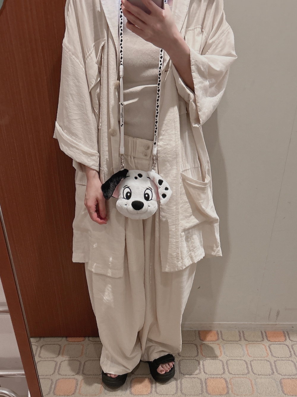 「ホワイトコーデ、秋服、オーバーサイズ、ぶかぶかコーデ、ディズニーコーデ、101匹わんちゃん、楽チンコーデ、だぼっとゆるっと。、だぼだぼ」｜「SHAKAのアイテム（サンダル、ブラック系）」を使った、(　˙灬˙　)さん（レディース・160cm）の秋コーディネートの1枚目の写真