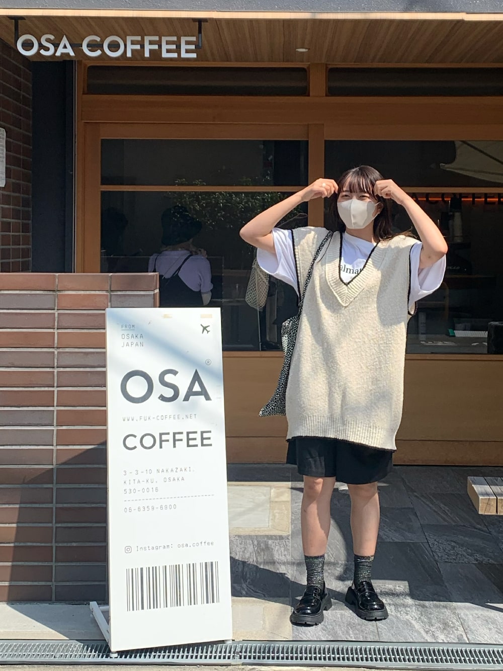 ブラック系のローファー、ブラック系のその他パンツ、ホワイト系のベストを着用したレディースの冬コーディネートの1枚目の写真