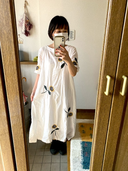 l'atelier du savon（アトリエドサボン）の「L/C泳ぐひまわり刺繍OP