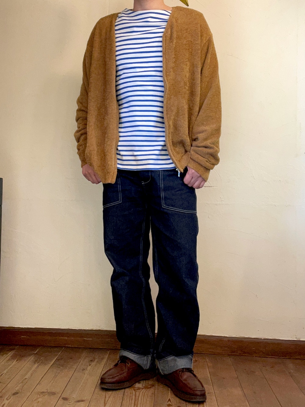 「バスクシャツ、ラッセルモカシン、ペインターパンツ、カーディガン、今日のコーデ、ラフコーデ、ゴールド、アダムエロペ(ADAM ET ROPE')、ボーダー」｜「RUSSELL MOCCASINの【RUSSELL MOCCASIN】 ラッセル モカシン SPORTING CLAYS CHUKKA スポーティングクレイチャッカブーツ（モカシン/デッキシューズ、ブラウン系）」を使った、MUGENさん（メンズ・173cm）の冬コーディネートの1枚目の写真