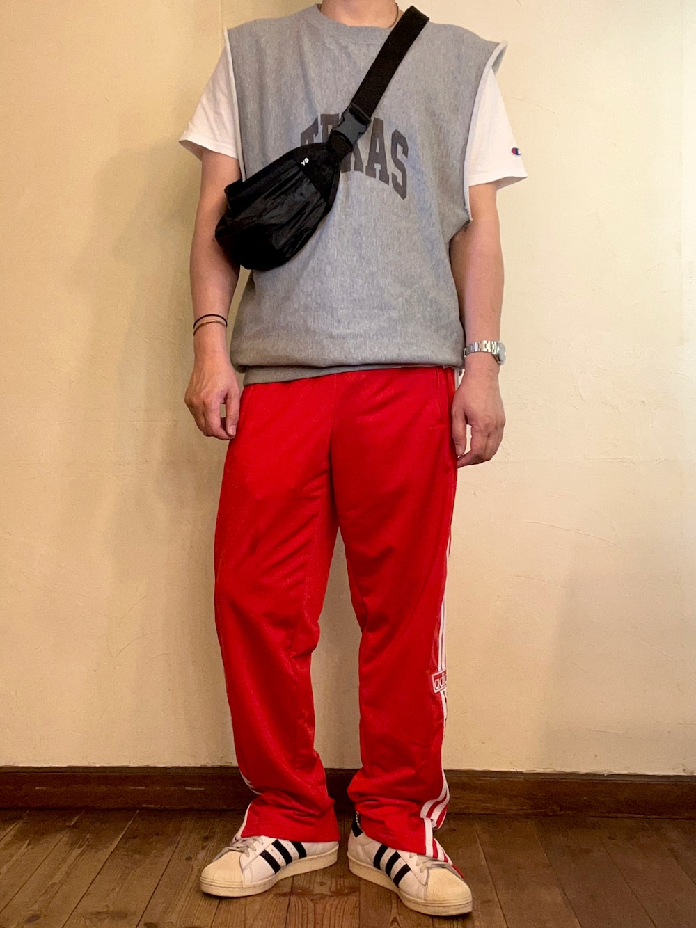 「トラックパンツ、アディダス、VOTEMAKENEWCLOTHES、チャンピオン、Y-3、have a good time、今日のコーデ、ジャージーパンツ」｜「adidasのアディカラー クラシックス アディブレイク トラックパンツ（ジャージ） / アディダスオリジナルス adidas Originals（その他パンツ、レッド系）」を使った、MUGENさん（メンズ・173cm）の夏コーディネートの1枚目の写真