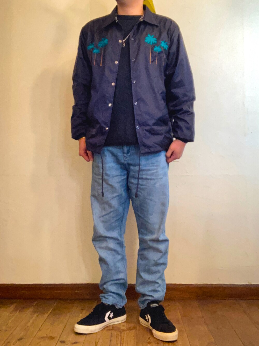 「今日のコーデ、スコッチ＆ソーダ、EVENFLOW、コンバース、シェブロンスター、カジュアルコーデ、VOTEMAKENEWCLOTHES、スニーカー、ナイロンジャケット」｜「SCOTCH & SODAのアイテム（デニムパンツ、ブルー系）」を使った、MUGENさん（メンズ・173cm）の冬コーディネートの1枚目の写真