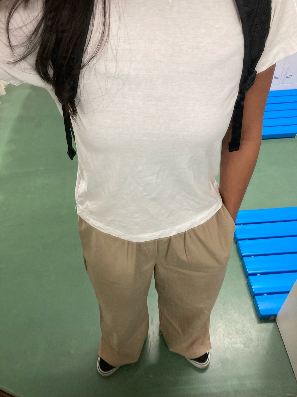 ホワイト系のTシャツ/カットソー、ベージュ系のその他パンツ、ブラック系のスニーカーを着用したレディースの夏コーディネートの1枚目の写真