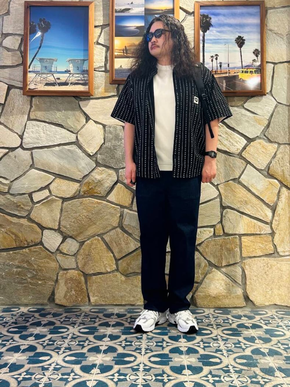 ブラック系のバックパック/リュック、ホワイト系のTシャツ/カットソー、ブルー系のその他パンツを着用したメンズの春コーディネートの1枚目の写真