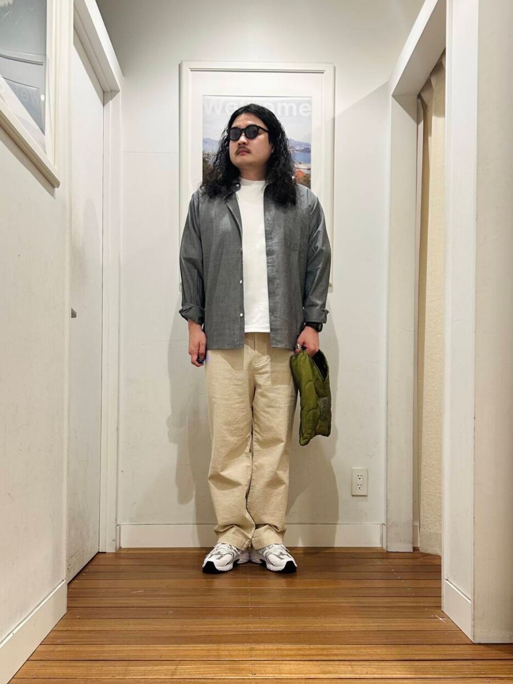 グリーン系のトートバッグ、ホワイト系のTシャツ/カットソー、ベージュ系のその他パンツを着用したメンズの春コーディネートの1枚目の写真